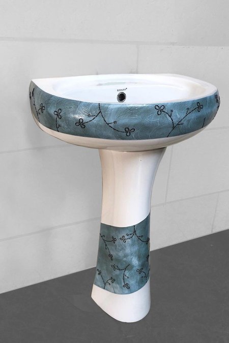 مغسل سيراميك مع عمود – نقش أزرق أنيق